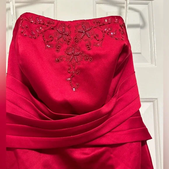 NWT- David's Bridal Red, strapless bridesmaid, prom gown size 6 - Picture 4 of 7